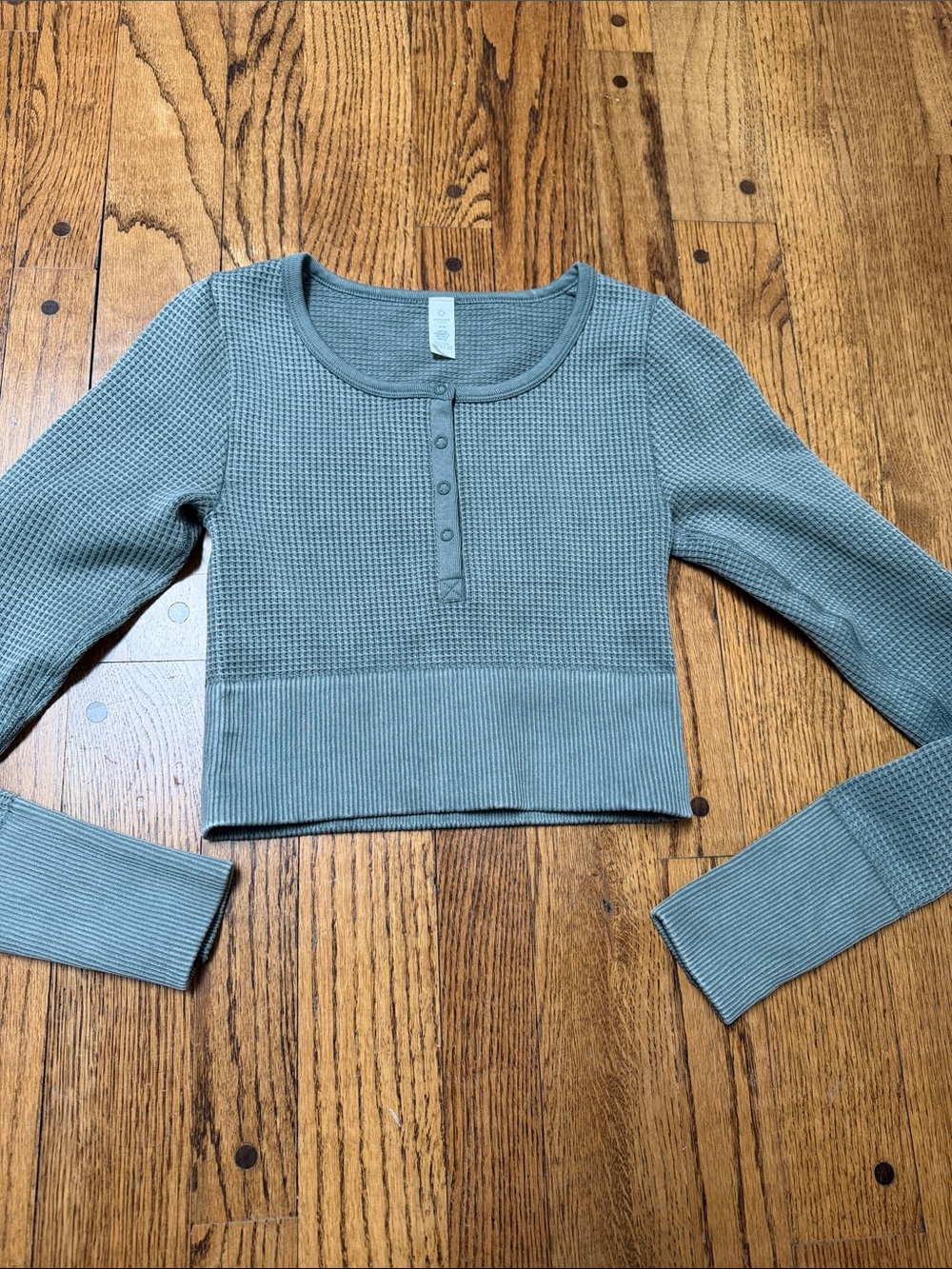 Offline by Aerie sz XS Cropped l/s textured top distressed sage green